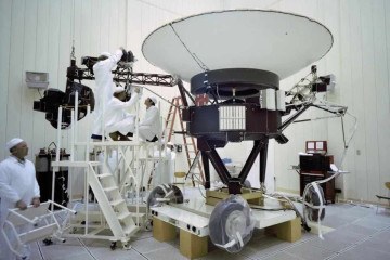 Engenheiros trabalham na Voyager 2 da NASA no JPL em março de 1977, antes do lançamento da espaçonave em agosto. A sonda carrega 10 instrumentos científicos, alguns dos quais foram desligados ao longo dos anos para economizar energia. -  (crédito: NASA)