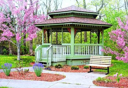 Um gazebo é uma estrutura arquitetônica, geralmente de forma octogonal ou circular, que serve como um espaço ao ar livre para relaxamento e socialização.  -  (crédito: Imagem de Jill Wellington por Pixabay)