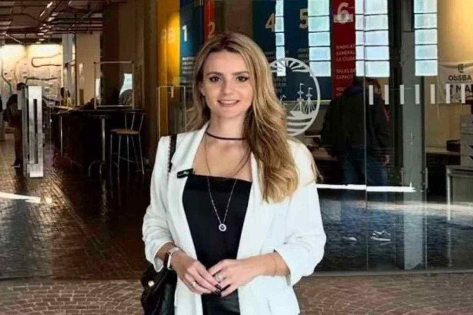 Segundo a denúncia, Rafael Oliveira, 33 anos, deixava mesnagens nas redes sociais de Amanda Vettorazzo, nas quais dizia que iria esfaqueá-la -  (crédito: Reprodução/Instagram)