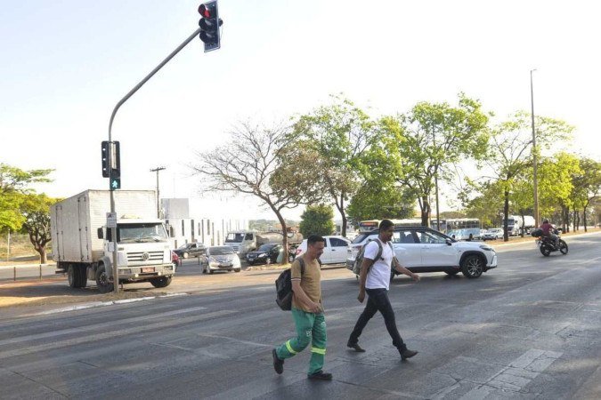 Faixa de pedestres apagada na via L4 Sul próximo a Unieuro