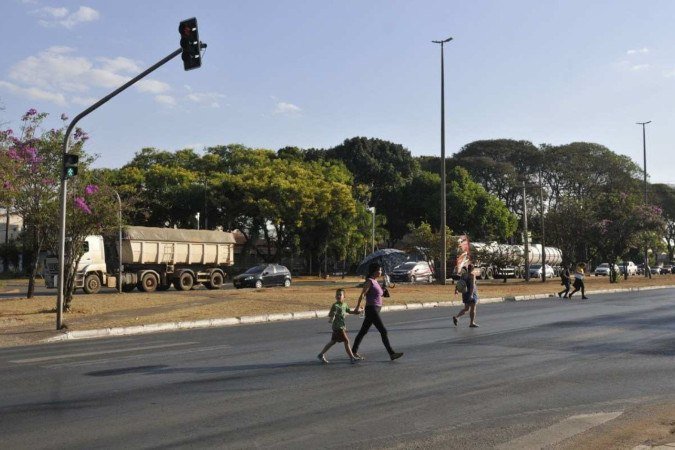 Faixa de pedestres apagada na EPNB próximo ao Núcleo Bandeirante.