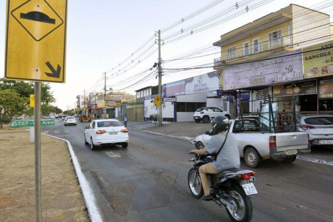  02/10/2024. Crédito: Minervino Júnior/CB/D.A Press. Brasil.  Brasilia - DF. Faixa de pedestres sinalização apagada no Areal. Ondulação na via.