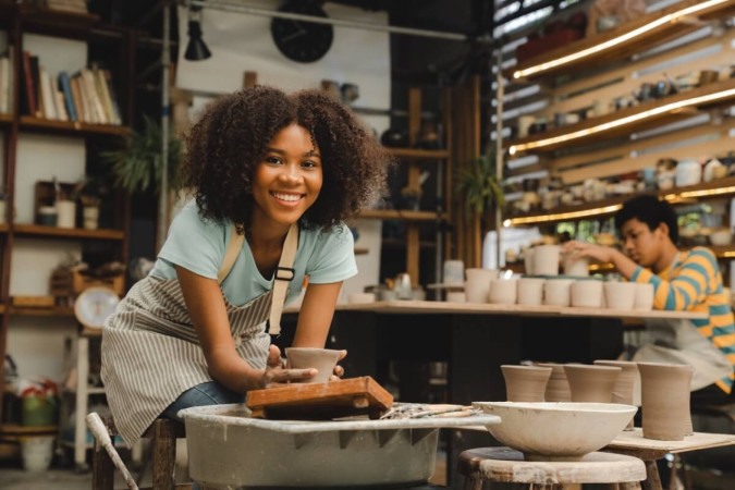 O ato de moldar argila traz à tona uma arte rica em história (Imagem: Chokniti-Studio | Shutterstock) -  (crédito: EdiCase)