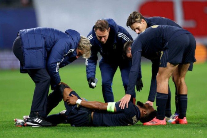 LEIPZIG, - OCTOBER 02: Bremer of Juventus reacts on the floor with a injury during the UEFA Champions League 2024/25 League Phase MD2 match between RB Leipzig and Juventus at Leipzig Stadium on October 02, 2024 in Leipzig, . (Photo by Maja Hitij/Getty Images)
Caption - (crédito: Getty Images) LEIPZIG, - OCTOBER 02: Bremer of Juventus reacts on the floor with a injury during the UEFA Champions League 2024/25 League Phase MD2 match between RB Leipzig and Juventus at Leipzig Stadium on October 02, 2024 in Leipzig, . (Photo by Maja Hitij/Getty Images)
Caption - (crédito: Getty Images)