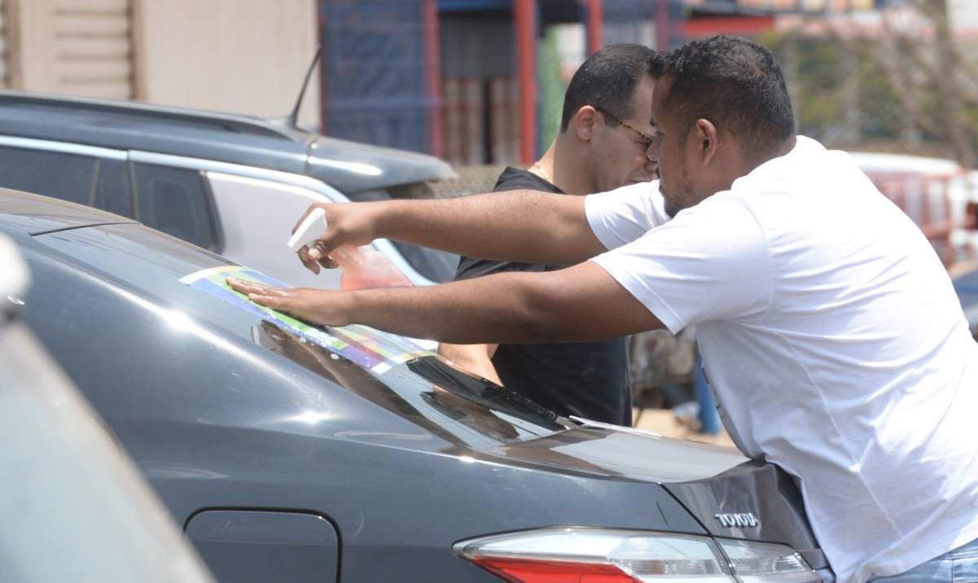 Carros adesivados com propaganda de candidatos tomam conta dos municípios do Entorno 