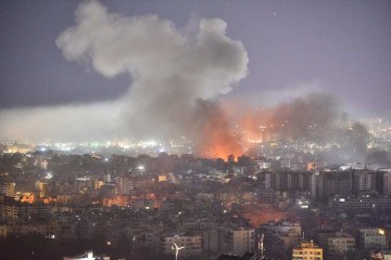  Smoke rises from the site of an Israeli airstrike that targeted a neighborhood in Beirut?s southern suburb on October 3, 2024. The Israeli military issued orders in the early hours of October 3, telling people to leave multiple areas of densely-populated southern Beirut, where it says it will hit Hezbollah sites.
'You are located near facilities and interests belonging to Hezbollah, which the army will act against in the near future,' Israeli military spokesman Avichay Adraee said in a post on social media site X, naming the Haret Hreik, Burj al-Barajneh and Hadath Gharb areas. (Photo by Fadel ITANI / AFP)
       -  (crédito:  AFP)