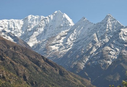 Um estudo mostra que o Monte Everest, o mais alto do planeta, esta aumentando de tamanho. Com seu pico a a 8.849 metros de altitude, essa montanha atrai centenas de alpinistas todos os anos,. E o curioso é que, conforme publicação da Nature Geoscience, a montanha está ficando ainda maior.  -  (crédito: Mick Lissone / public domain pictures)