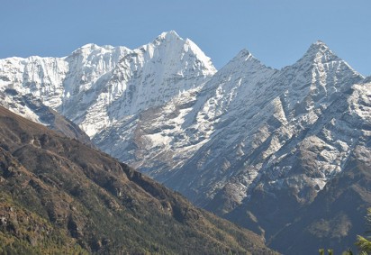 Um estudo mostra que o Monte Everest, o mais alto do planeta, esta aumentando de tamanho. Com seu pico a a 8.849 metros de altitude, essa montanha atrai centenas de alpinistas todos os anos,. E o curioso Ã© que, conforme publicaÃ§Ã£o da Nature Geoscience, a montanha estÃ¡ ficando ainda maior.  -  (crédito: Mick Lissone / public domain pictures)