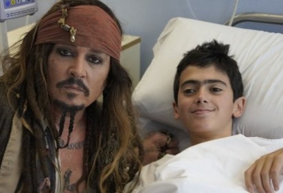 O ator Johnny Depp surpreendeu crianças que estão internadas num hospital universitário em San Sebastián, na Espanha. Ele foi até lá caracterizado como o pirata Jack Sparrow, personagem mais popular de sua carreira, protagonista da franquia 