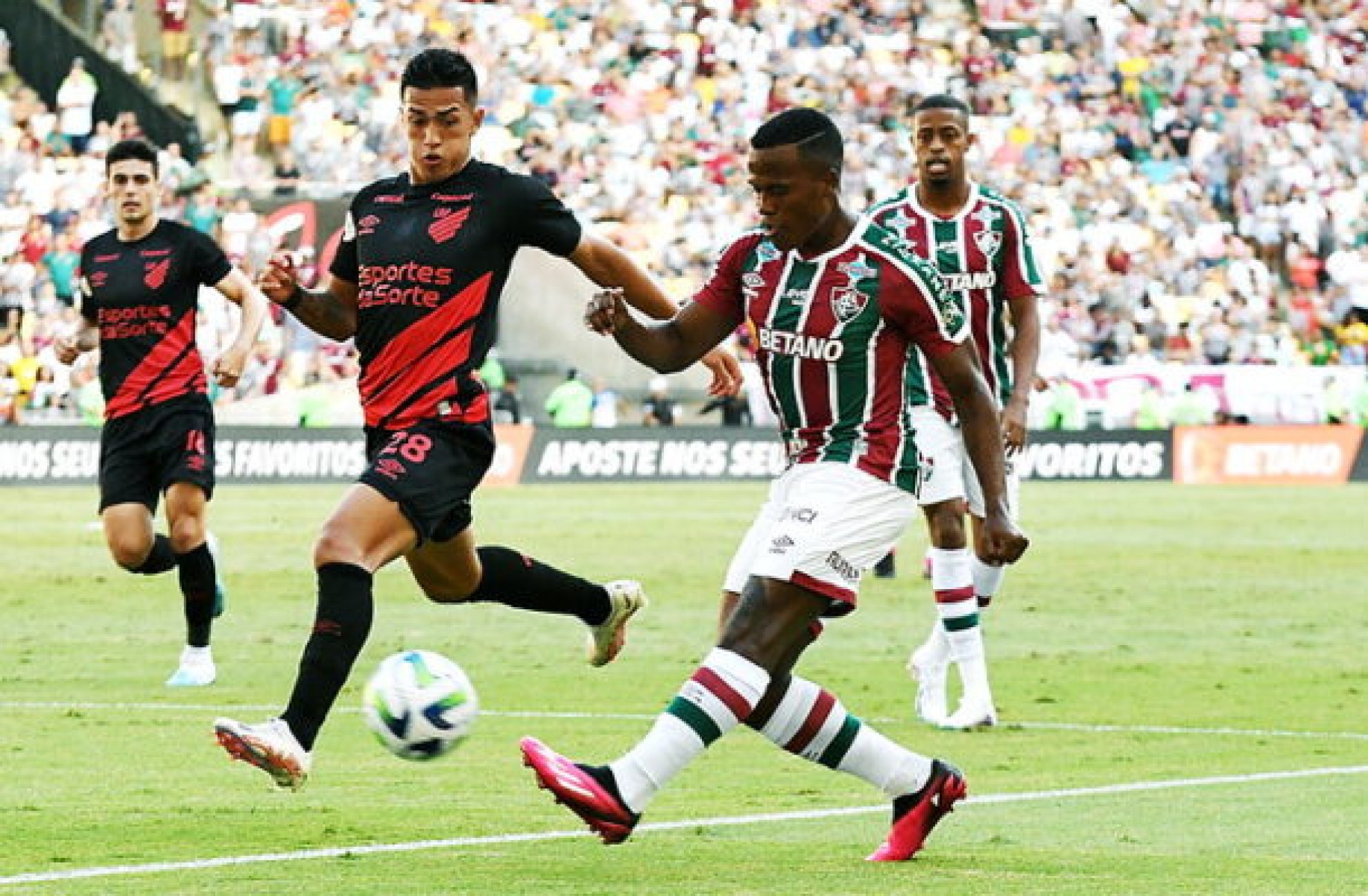 CBF confirma data de jogo atrasado entre Fluminense e Athletico-PR