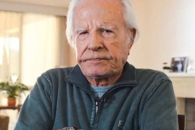  Cid Moreira,  jornalista, locutor e apresentador  morreu nesta quinta-feira (03), aos 97 anos, no Rio de Janeiro. Internado há algumas semanas para tratar uma pneumonia no Hospital Santa Tereza, em Petrópolis, ele não resistiu e faleceu por insuficiência renal crônica. -  (crédito:  Reprodução/Redes Sociais)