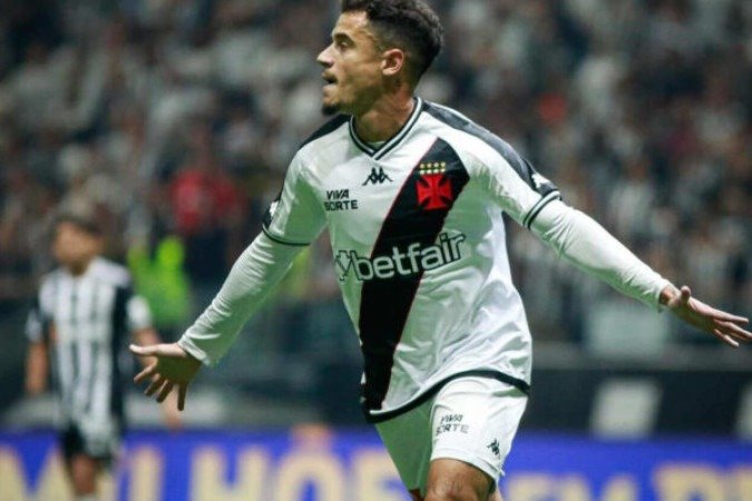 Coutinho deixa defensor no chão para fazer um golaço na Arena MRV - (crédito: Foto: Matheus Lima/Vasco) Coutinho deixa defensor no chão para fazer um golaço na Arena MRV - (crédito: Foto: Matheus Lima/Vasco)