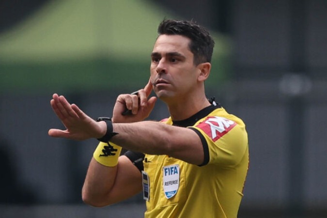  O ..rbitro Flavio Rodrigues de Souza, do jogo entre as equipes da SE Palmeiras e Red Bull Bragantino, durante partida v..lida pela sexta rodada, do Campeonato Brasileiro, S..rie A, na arena Allianz Parque. (Foto: Cesar Greco)
     -  (crédito:  Cesar Greco)