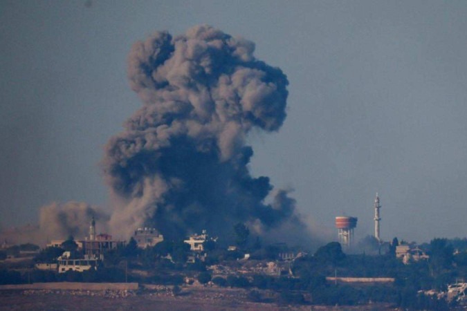 Menino de bicicleta observa os escombros de um edifício destruído em Hod HaSharon, no centro de Israel, após um ataque de mísseis iranianos no dia 2 de outubro de 2024 -  (crédito: AFP)