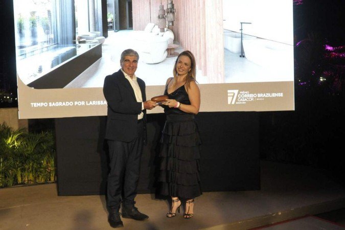 O assessor de Relações Institucionais do Correio, Miguel Jabour entrega o troféu a Larissa Dias