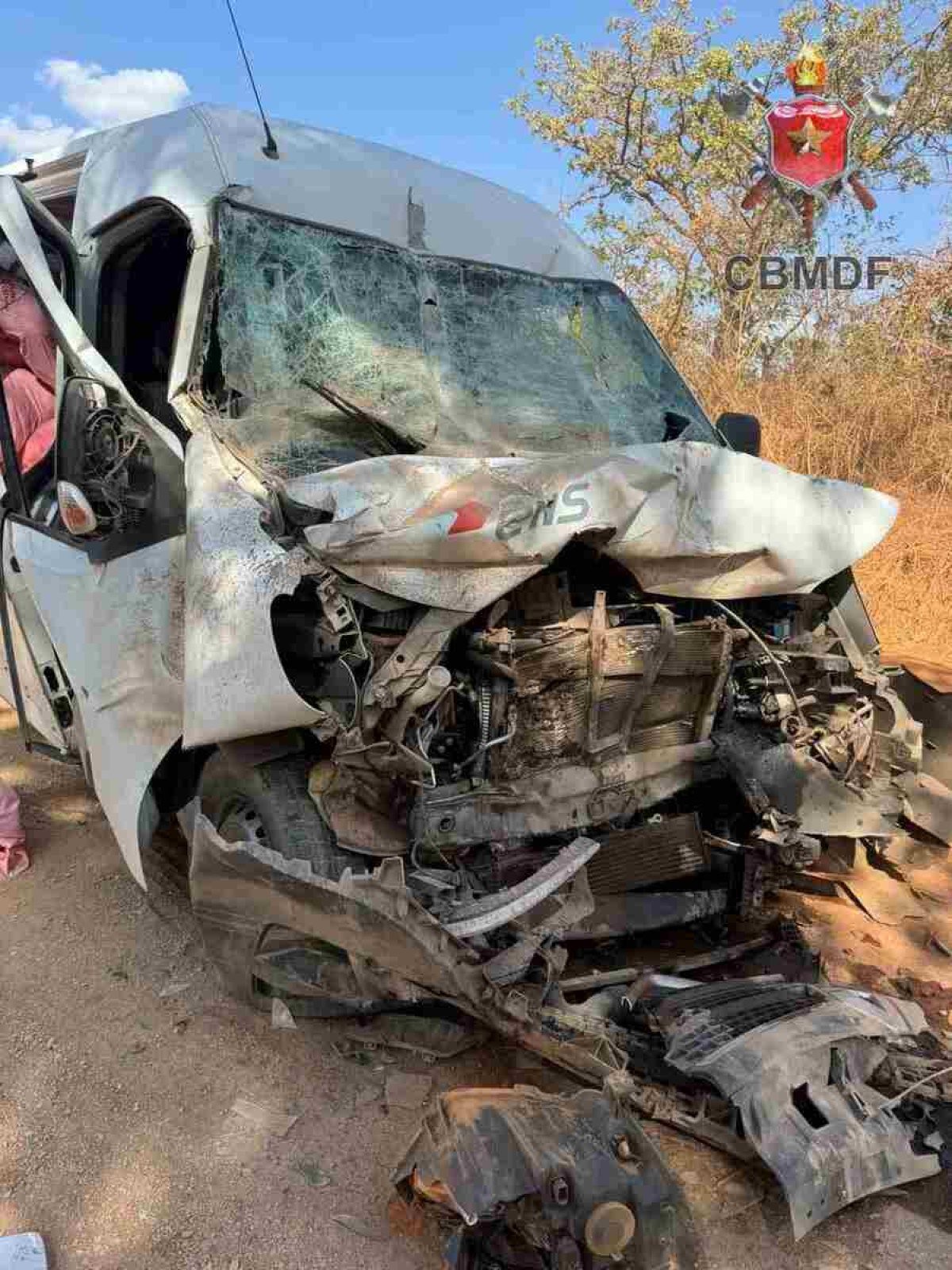 Homem fica ferido em colisão entre van e carreta em Brazlândia