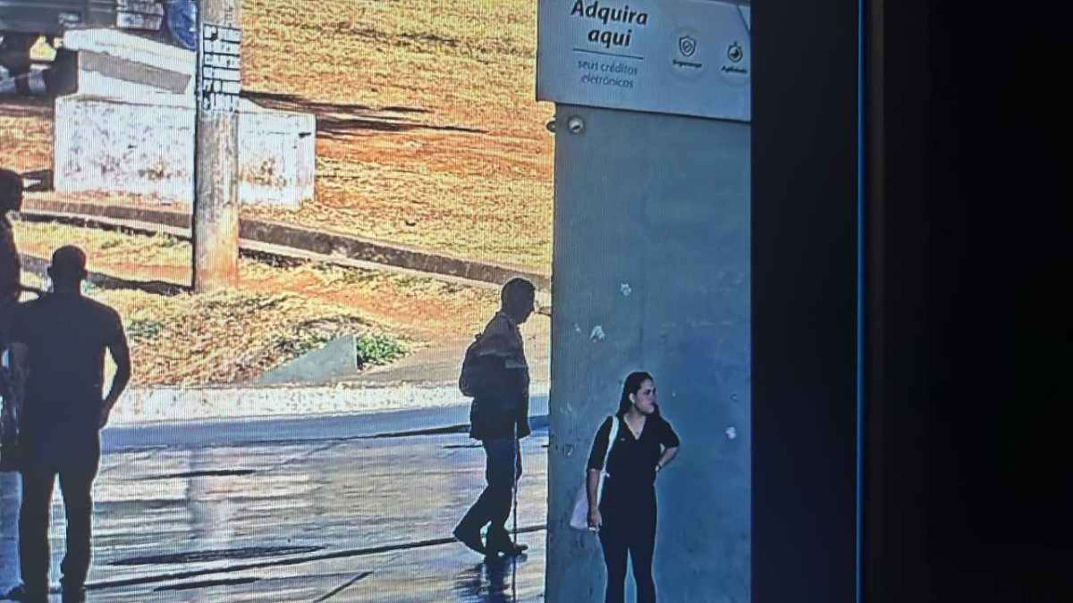 A família teve acesso a câmeras de segurança que flagram o idoso transitando na rodoviária interestadual 