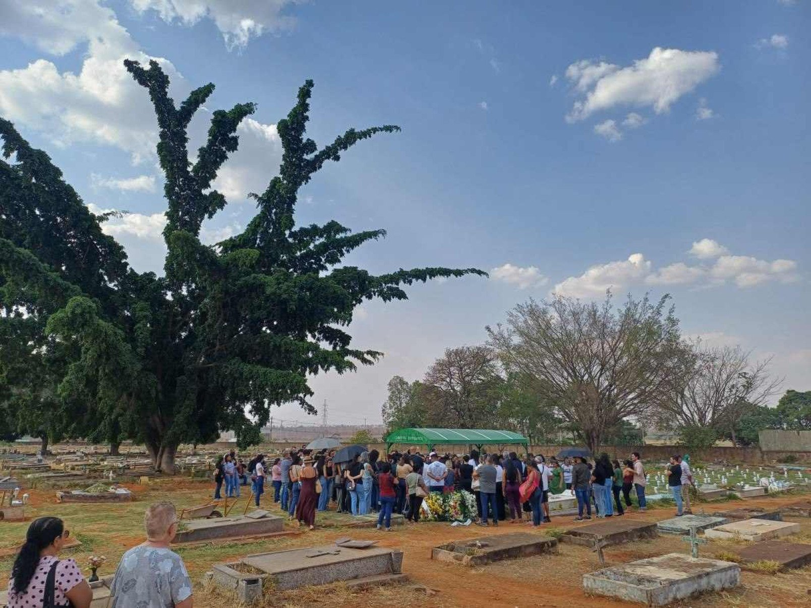 Familiares e parentes se despedem de vítima de acidente no Cruzeiro