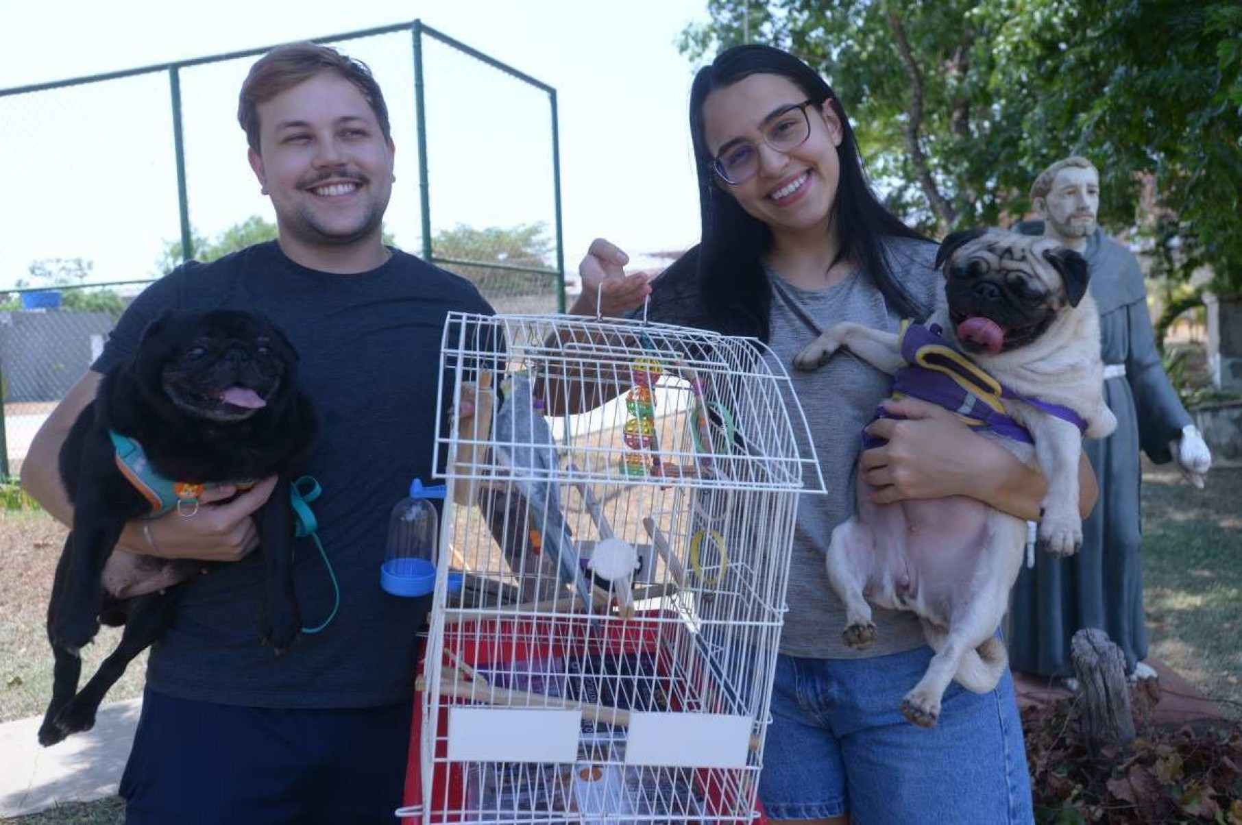 Os irmãos Guilherme e Mariana Roumillac aproveitaram a celebração para levar a calopsita Jhonny e os pugs Pandora e Ravena para receberem as bençãos