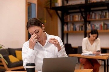 Segundo os dados, 25% dos trabalhadores brasileiros afirmaram sentir tristeza todos os dias, deixando o país atrás apenas de Bolívia (32%), El Salvador (26%) e Jamaica (26%). -  (crédito: Imagem Freepik)