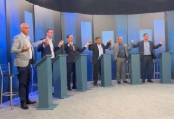 Candidatos à prefeitura de Criciúma (SC) dão as mãos e fazem oração durante debate  -  (crédito: Reprodução/Instagram/@arlindorocha_criciuma)