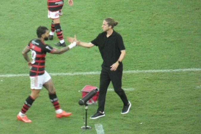 Gabigol e Filipe Luís na saída para o vestiário em jogo contra o Corinthians - (crédito: Foto: Lucas Bayer/Jogada10) Gabigol e Filipe Luís na saída para o vestiário em jogo contra o Corinthians - (crédito: Foto: Lucas Bayer/Jogada10)