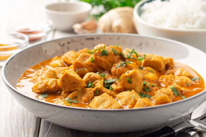 Frango ao curry com leite de coco (Imagem: nesavinov | Shutterstock) -  (crédito: EdiCase)