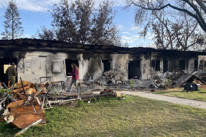 Casas do kibutz de Nir Oz foram queimadas e saqueadas durante o ataque sem precedentes ao país: tática repetida em várias comunidades