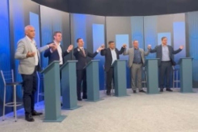 Candidatos à prefeitura de Criciúma (SC) dão as mãos e fazem oração durante debate  -  (crédito: Reprodução/Instagram/@arlindorocha_criciuma)