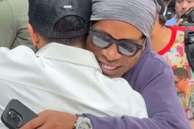 Encontro entre Henry e Ronaldinho em jogo de pré-temporada da NBA -  (crédito: Foto: Reprodução / Instagram NBA)