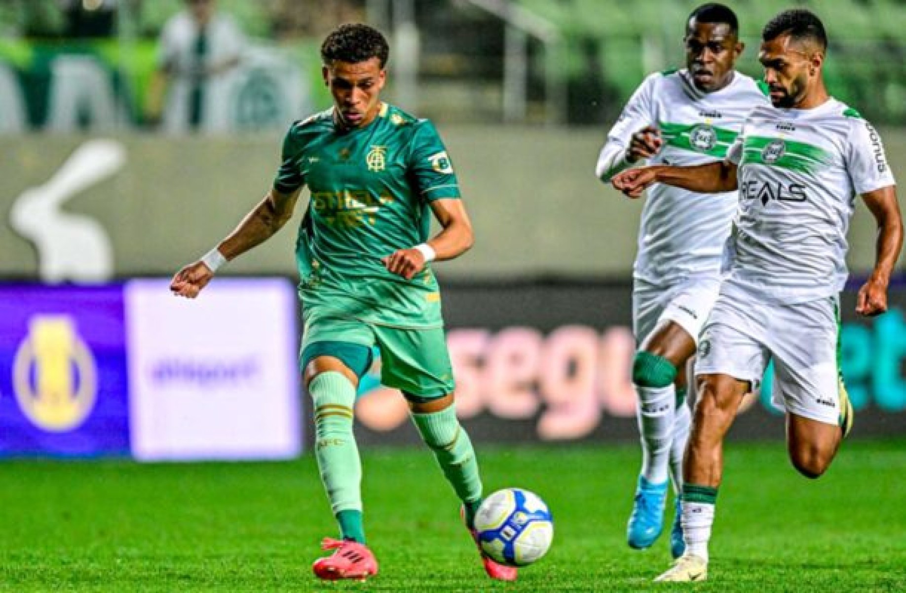 Rodriguinho leva a bola ao ataque. Foi dele o primeiro gol do América -  (crédito: Foto: Mourão Panda / América)