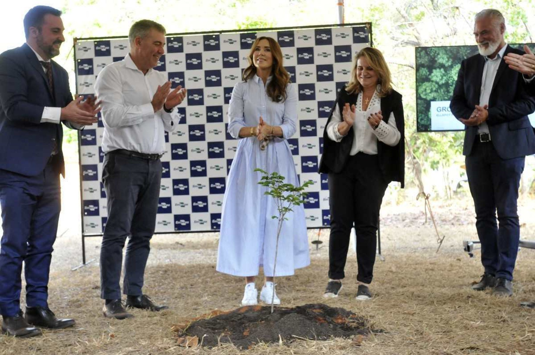 Rainha da Dinamarca planta ipê para simbolizar união com o Brasil