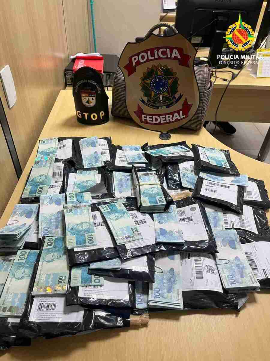 Polícia encontrou uma maleta com o suspeito que continha mais de 700 notas falsas no valor de R$ 100 -  (crédito: Divulgação/PM)