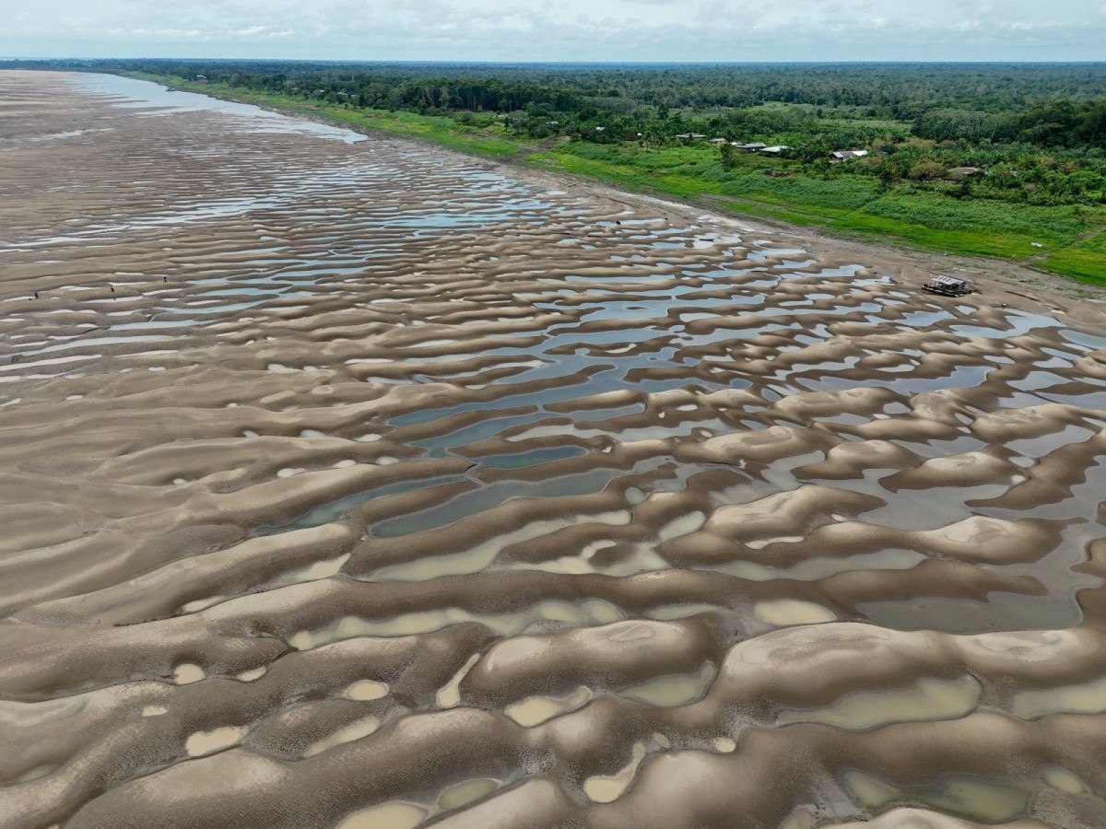  Aerial view of a beach that has formed on the bank of the Solimoes River, in front of the Pesqueiro Community, in Manacapuru, Amazonas state, northern Brazil, on September 30, 2024. Several tributaries of the Amazon River, one of the longest and most abundant in the world, are in a 