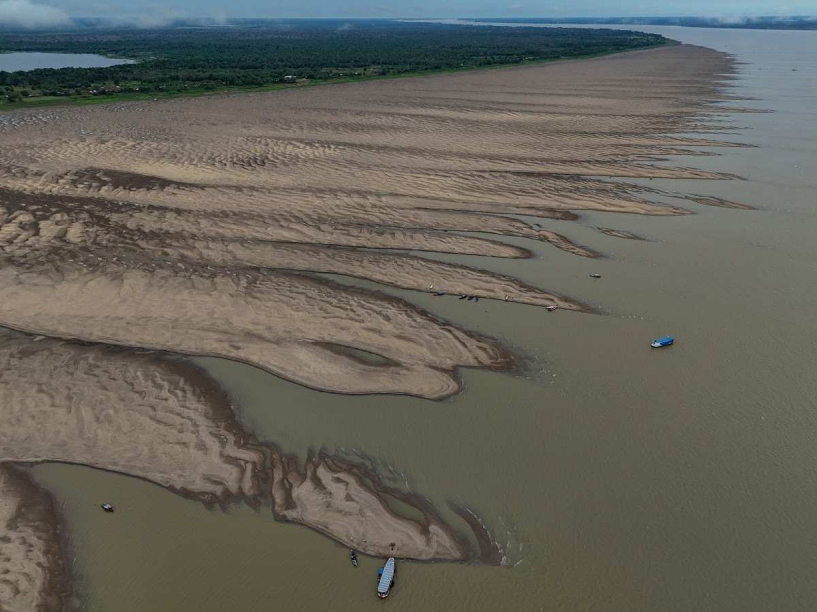  Aerial view of a beach that has formed on the bank of the Solimoes River, in front of the Pesqueiro Community, in Manacapuru, Amazonas state, northern Brazil, on September 30, 2024. Several tributaries of the Amazon River, one of the longest and most abundant in the world, are in a 