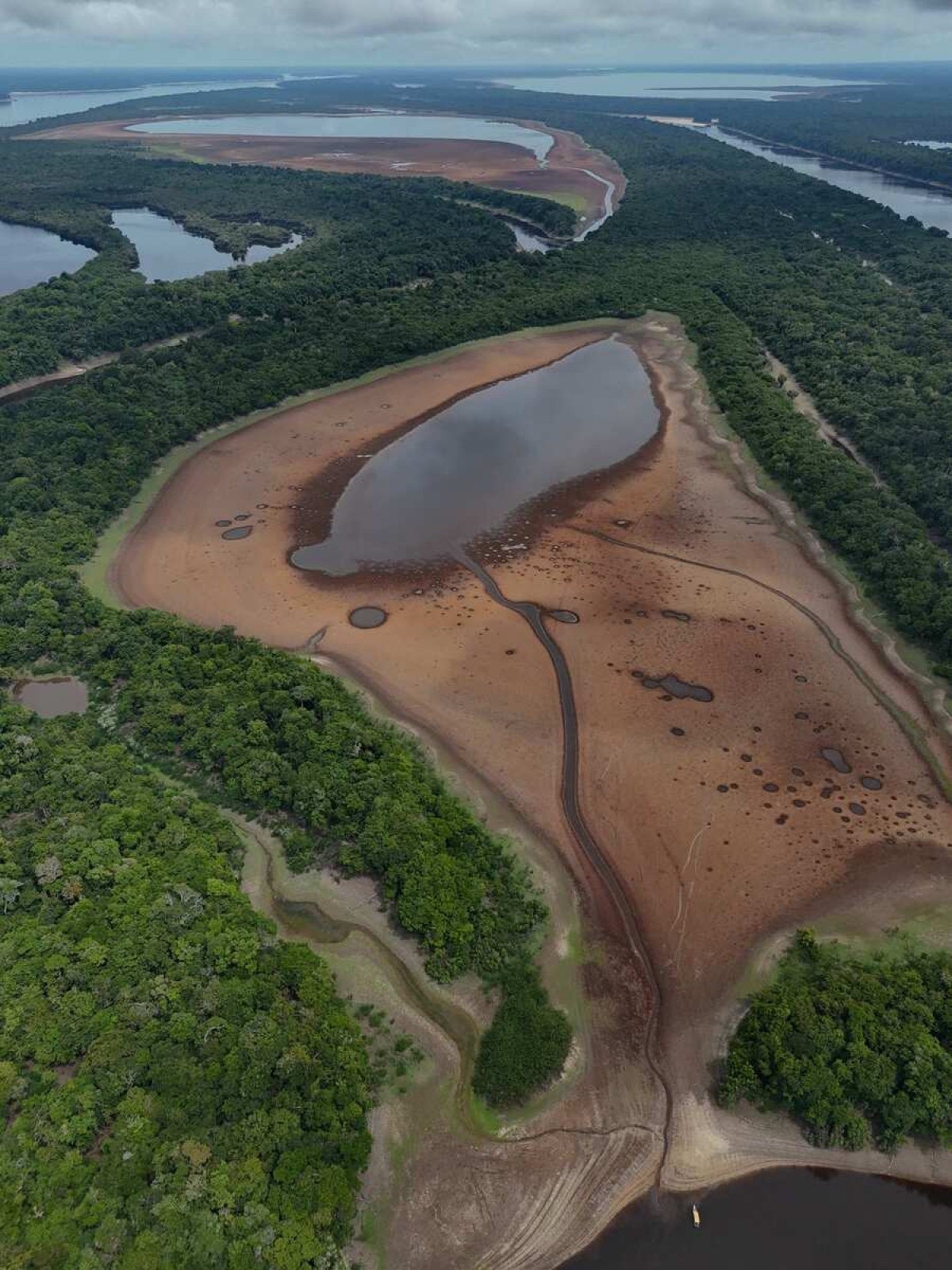  Aerial view of a dry lake in the Anavilhanas Archipelago, in Novo Airao, Amazonas state, northern Brazil, on October 1, 2024. Several tributaries of the Amazon River, one of the longest and most abundant in the world, are in a 