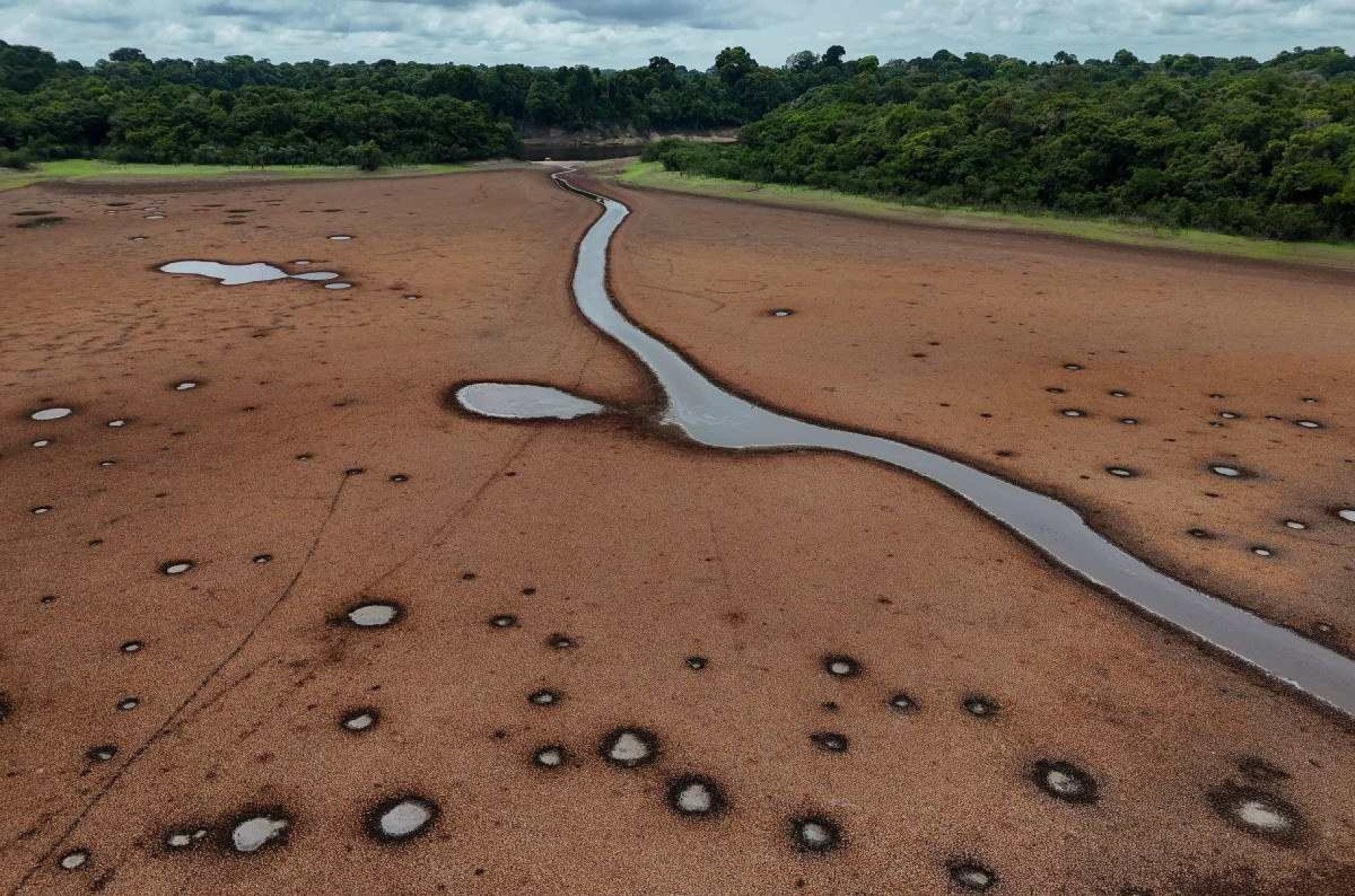     Vista aérea de um lago seco no Arquipélago de Anavilhanas, em Novo Airão, estado do Amazonas, norte do Brasil, em 1º de outubro de 2024. Vários afluentes do rio Amazonas, um dos mais longos e abundantes do mundo, estão em um 