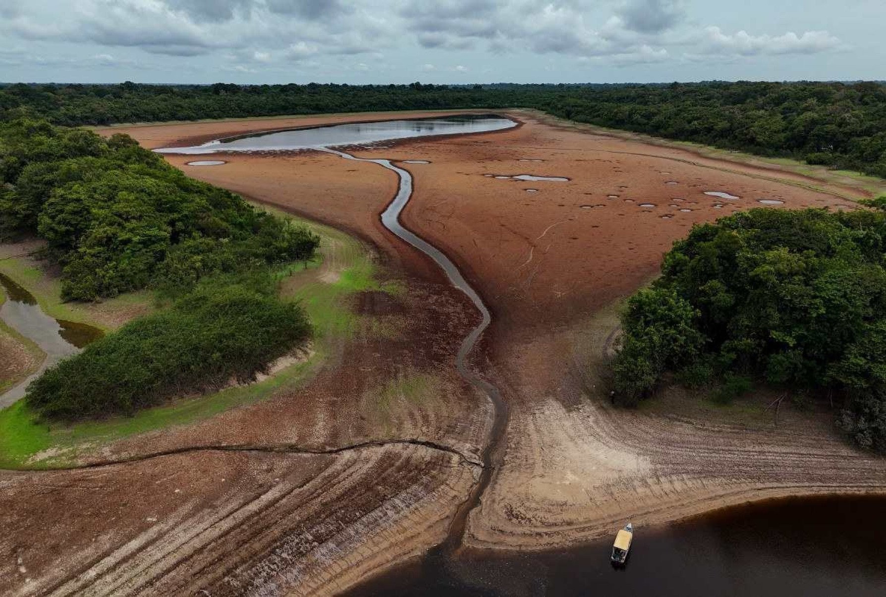  Aerial view of a dry lake in the Anavilhanas Archipelago, in Novo Airao, Amazonas state, northern Brazil, on October 1, 2024. Several tributaries of the Amazon River, one of the longest and most abundant in the world, are in a 