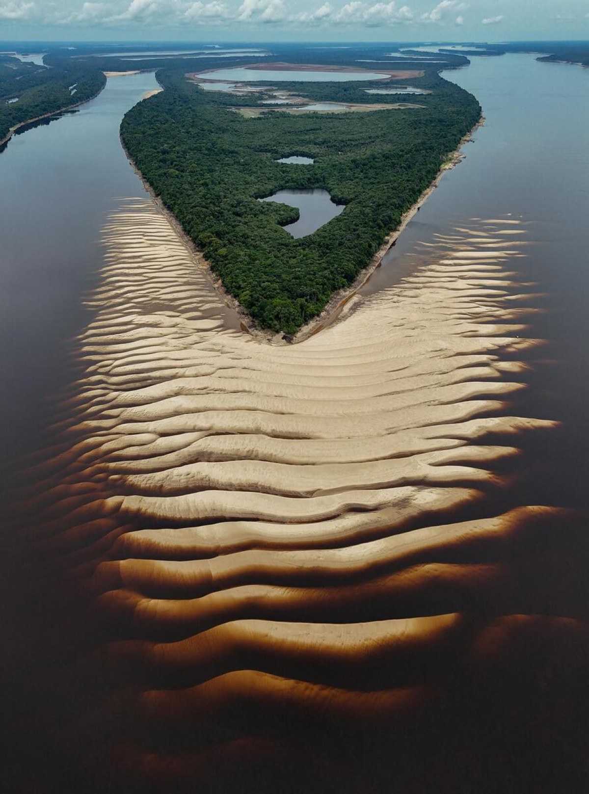     Vista aérea de um banco de areia no leito do rio Negro, no Arquipélago de Anavilhanas, em Novo Airão, estado do Amazonas, norte do Brasil, em 1º de outubro de 2024. Vários afluentes do rio Amazonas, um dos mais longos e abundantes do mundo, estão em um 