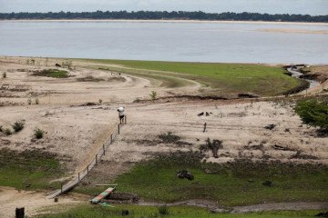 Rios da Amazônia enfrentam seca histórica -  (crédito: MICHAEL DANTAS / AFP)