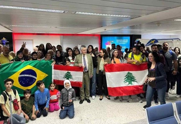 Um misto de alívio e emoção tomou conta do Aeroporto Internacional de Beirute antes do embarque dos repatriados: foto histórica -  (crédito: Reprodução/FAB)