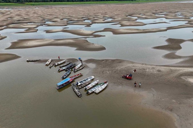 Seca histórica no Rio Solimões: adaptação às mudanças climáticas deve  ser pensada a partir das características de cada território -  (crédito: MICHAEL DANTAS / AFP)