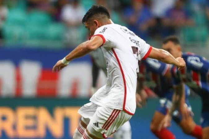 Alcaraz e Léo Ortiz durante a vitória do Flamengo sobre o Bahia  -  (crédito:  Foto: Gilvan de Souza / CRF)