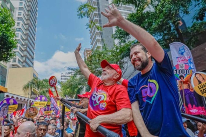 Lula e Boulos acenam para militantes em São Paulo, na véspera das eleições. Saldo das urnas do último dia 6 deixou o PT com 248 prefeituras -  (crédito:  Ricardo Stuckert/PR)