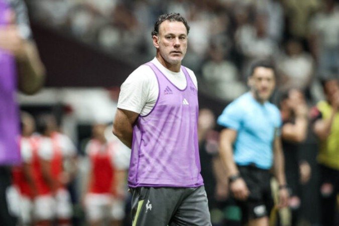 Gabriel Milito na beira do campo em Atlético-MG 2 x 2 Vitória  -  (crédito: Foto: Pedro Souza / Atlético)