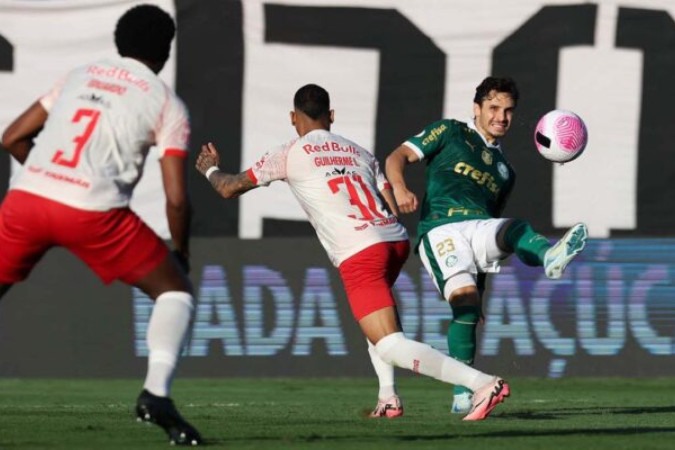  O jogador Raphael Veiga, da SE Palmeiras, disputa bola com o jogador do Red Bull Bragantino, durante partida v..lida pela vig..sima nona rodada, do Campeonato Brasileiro, S..rie A, no Est..dio Nabi Abi Chedid. (Foto: Cesar Greco/Palmeiras/by Canon)
     -  (crédito:  CESAR GRECO)