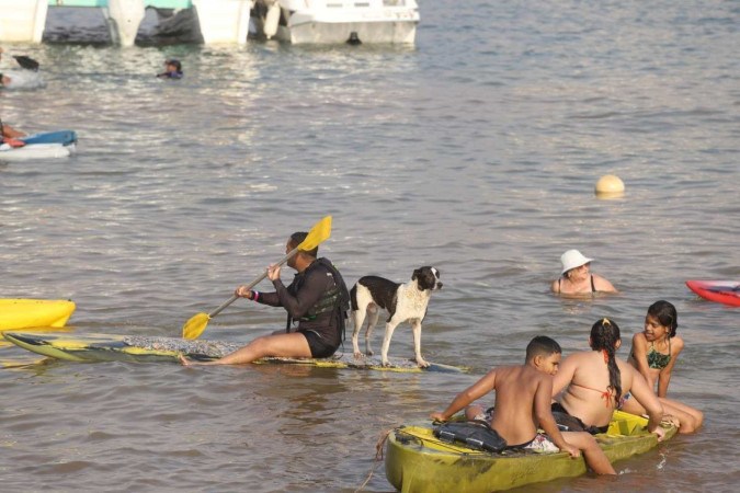 Brasília, 05.10.2024 - Calor em Brasília.  Movimentação de banhistas na orla do Lago Paranoá,  ao lado da Ponte JK. Foto: Luís Tajes -  (crédito:  LUIS TAJES)