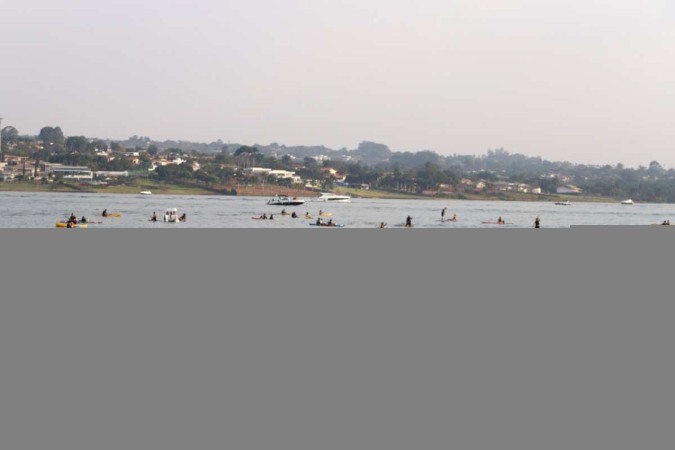 Brasilienses lotaram o Lago Paranoá em busca de um refresco -  (crédito: LUIS TAJES)