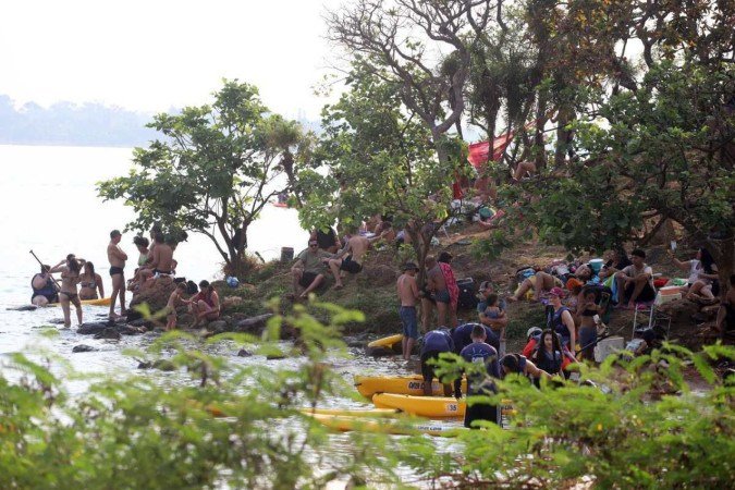 Brasília, 05.10.2024 - Calor em Brasília. 
Movimentação de banhistas na orla do Lago Paranoá, 
ao lado da Ponte JK. Foto: Luís Tajes