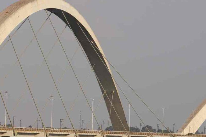 Brasília, 05.10.2024 - Calor em Brasília. 
Movimentação de banhistas na orla do Lago Paranoá, 
ao lado da Ponte JK. Foto: Luís Tajes